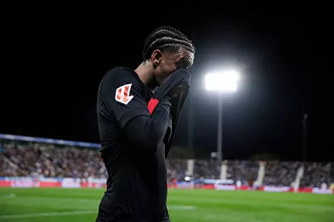 رسمياً.. برشلونة يكشف طبيعة إصابة أليخاندرو بالدي